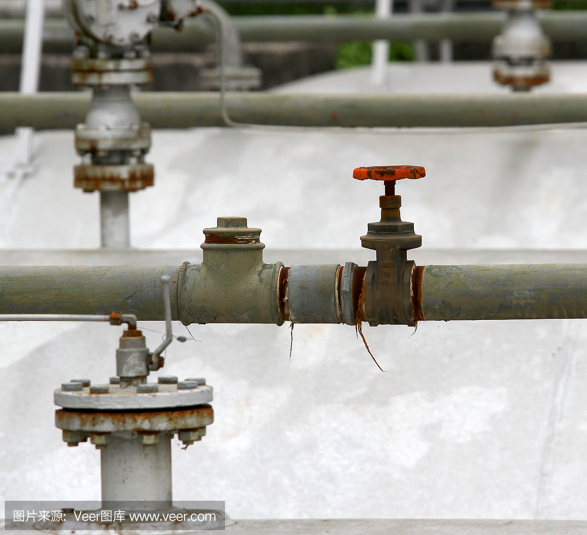 在煉油裝置中排放大儲(chǔ)油池的閥門